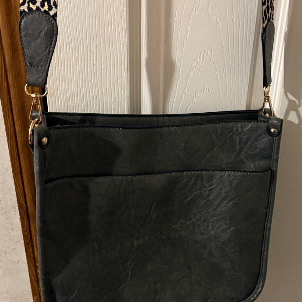 Stylish Gray Crossbody Bag with Leopard Strap - Picture 2 of 4